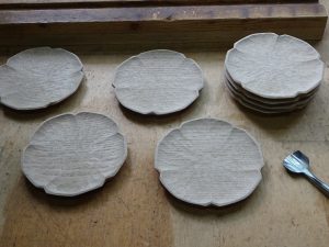 木の輪花皿　手彫り
